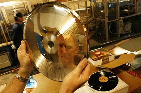 How a vinyl is made - master disc it all starts with the disc recorder or