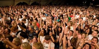 Coachella friday 24 Crowd for Aesop Rock - crowd
