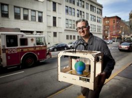 Bre Prettis CEO MakerBot cu o imprimanta MakerBot replicator