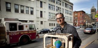 Bre Prettis CEO MakerBot cu o imprimanta MakerBot replicator