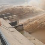 drenarea aluviunilor cu ajutorul apei din baraj in China