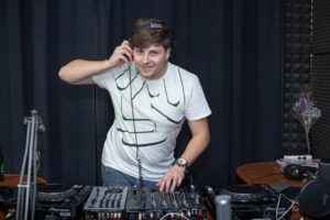 Alin Dragan in studioul Radio DEEA