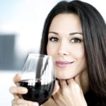 fata cu un pahar de vin