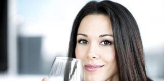 o fata cu un pahar de vin rosu in mana