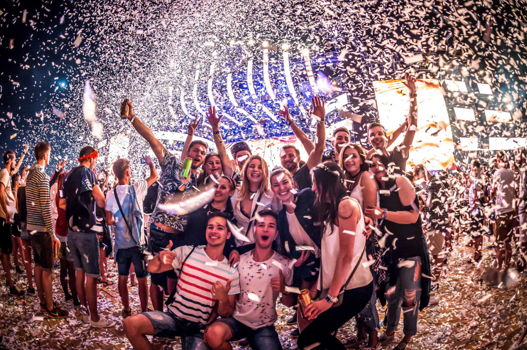 Grup de tineri la festivalul NEVERSEA din Constanta