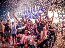 Grup de tineri la festivalul NEVERSEA din Constanta