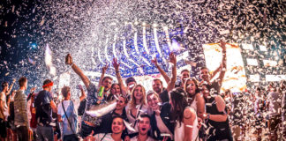 Grup de tineri la festivalul NEVERSEA din Constanta