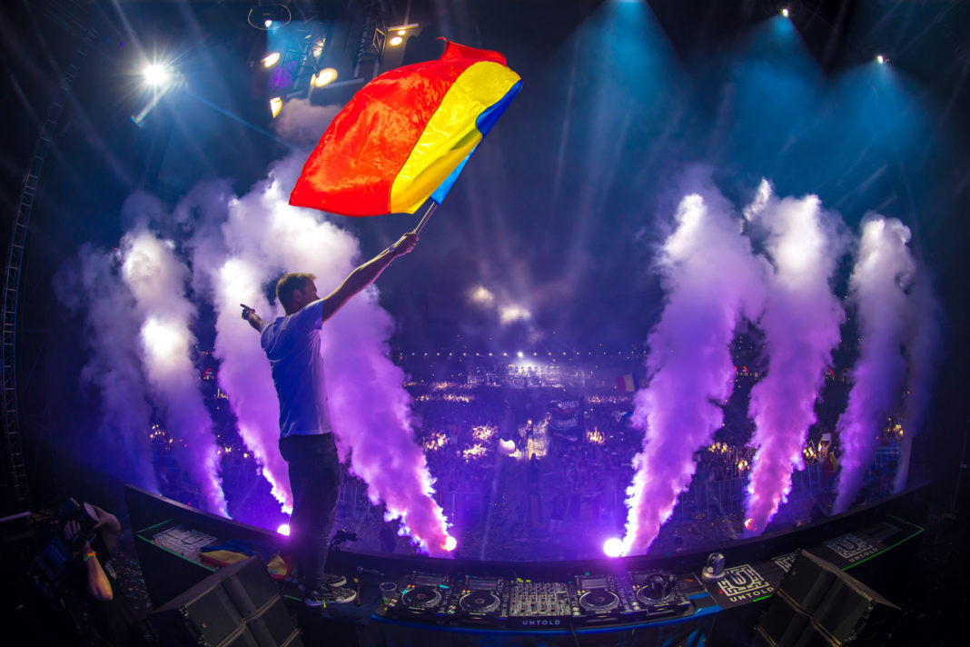 Armin cu steagul Romaniei pe scena Untold