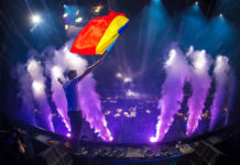 Armin cu steagul Romaniei pe scena Untold