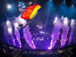 Armin cu steagul Romaniei pe scena Untold