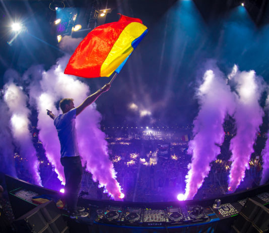 Armin cu steagul Romaniei pe scena Untold