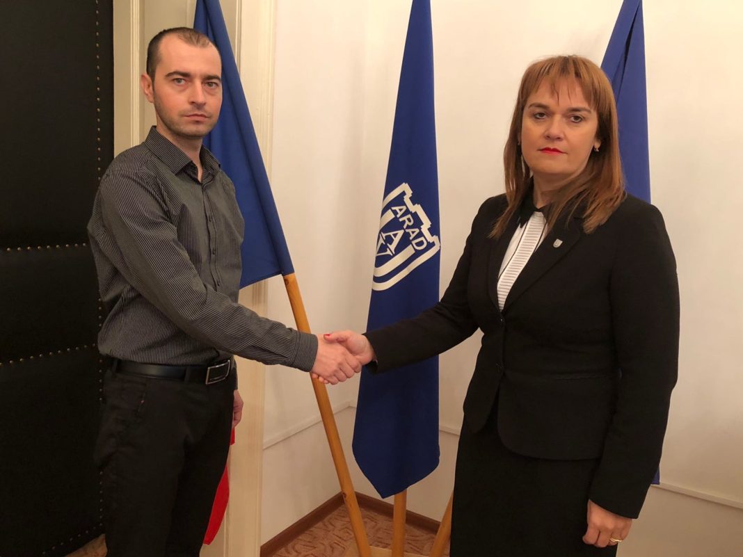 Liviu Besleaga si prof.univ.dr. Ramona Lile la Universitatea „Aurel Vlaicu” din Arad Liviu Besleaga si prof.univ.dr. Ramona Lile la Universitatea „Aurel Vlaicu” din Arad