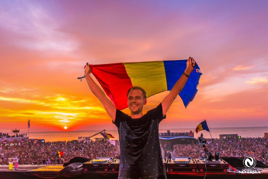 Armin van Buuren cu drapelul romanesc pe scena Neversea, in a treia zi de festival