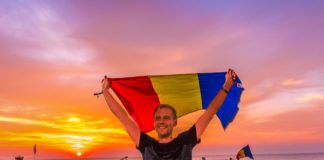 Armin van Buuren cu drapelul romanesc pe scena Neversea, in a treia zi de festival
