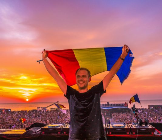 Armin van Buuren cu drapelul romanesc pe scena Neversea, in a treia zi de festival