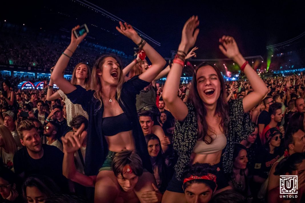Festivalieri fericiti dansand la Untold 2018