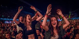 Festivalieri fericiti dansand la Untold 2018