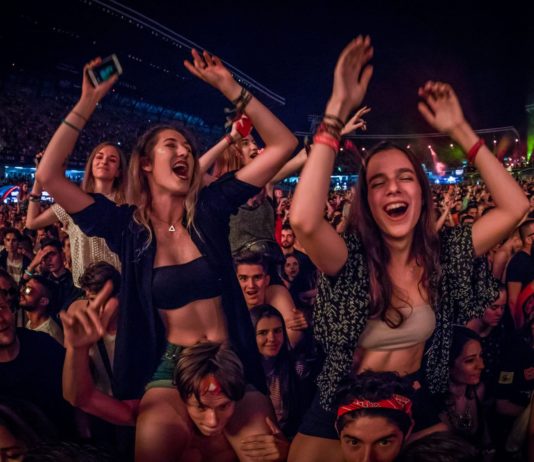 Festivalieri fericiti dansand la Untold 2018