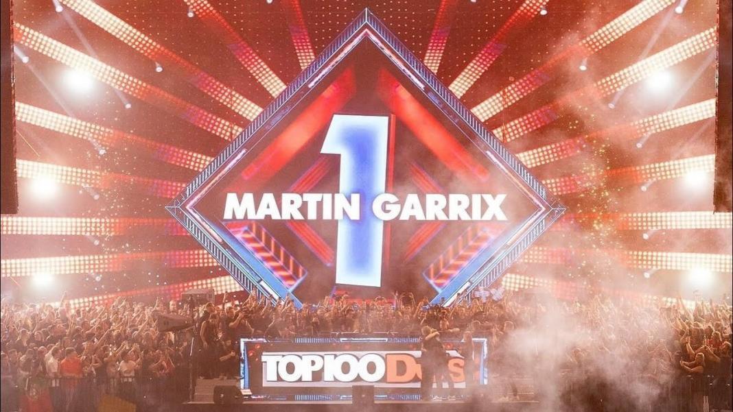 Captură video de la decernarea premiilor Top 100 DJ Mag 2024 cu Martin Garrix pe ecrane
