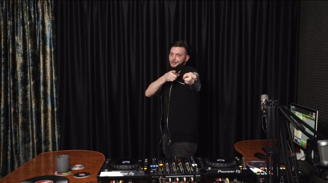 DJ BRO:B în studioul Radio DEEA
