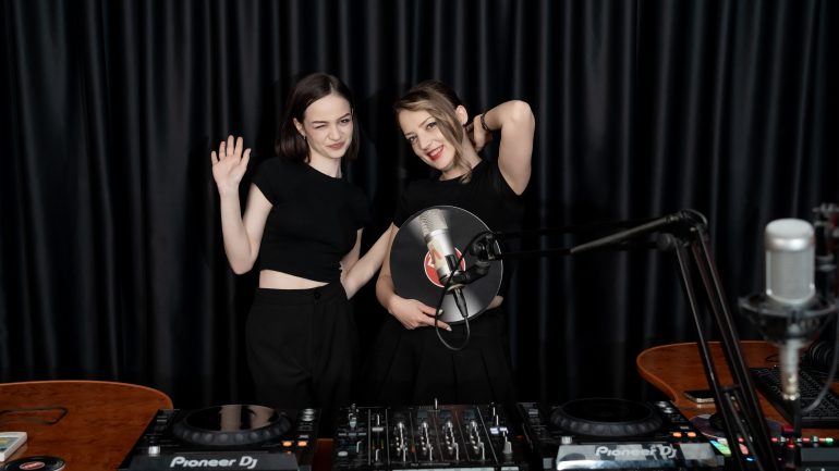 ESME, invitata emisiunii NEW WAVE DJs, realizată la Radio DEEA de AMNESICO