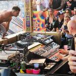 Paul-Kalkbrenner,-atacat-de-un-fan-care-s-a-cățărat-pe-scenă-la-elrow-Town-Madrid-