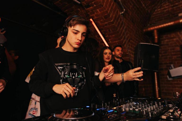 Eric Moruzzi la petrecerea de absolvire a cursului de DJ