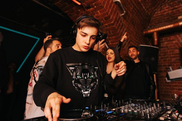 Eric Moruzzi la petrecerea de absolvire a cursului de DJ. Foto: Alex Bărboiu(barboiu_photography)