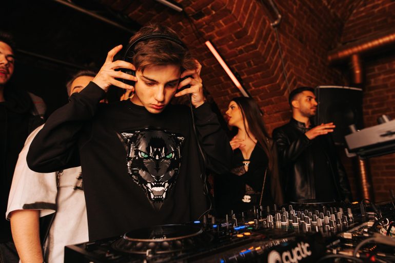 Eric Moruzzi la petrecerea de absolvire a cursului de DJ. Foto: Alex Bărboiu(barboiu_photography)