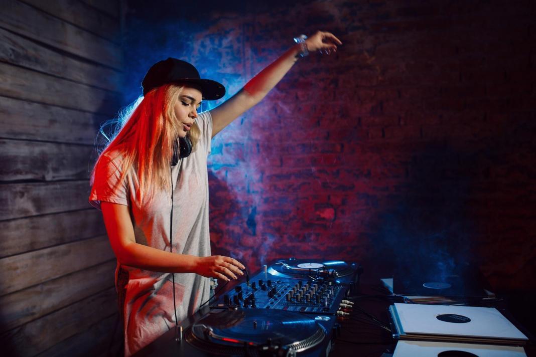 Mai mulți oameni decât oricând pot fi DJ, dar numărul locurilor în cluburi, al rezervărilor pentru festivaluri și al posturilor de rezident nu a crescut în același ritm.
