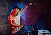 Mai mulți oameni decât oricând pot fi DJ, dar numărul locurilor în cluburi, al rezervărilor pentru festivaluri și al posturilor de rezident nu a crescut în același ritm.