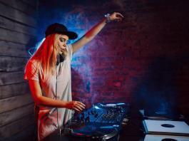 Mai mulți oameni decât oricând pot fi DJ, dar numărul locurilor în cluburi, al rezervărilor pentru festivaluri și al posturilor de rezident nu a crescut în același ritm.