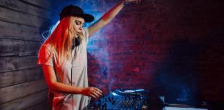 Mai mulți oameni decât oricând pot fi DJ, dar numărul locurilor în cluburi, al rezervărilor pentru festivaluri și al posturilor de rezident nu a crescut în același ritm.