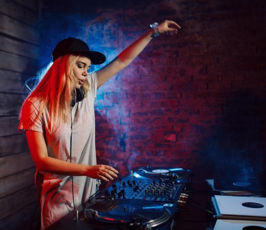 Mai mulți oameni decât oricând pot fi DJ, dar numărul locurilor în cluburi, al rezervărilor pentru festivaluri și al posturilor de rezident nu a crescut în același ritm.