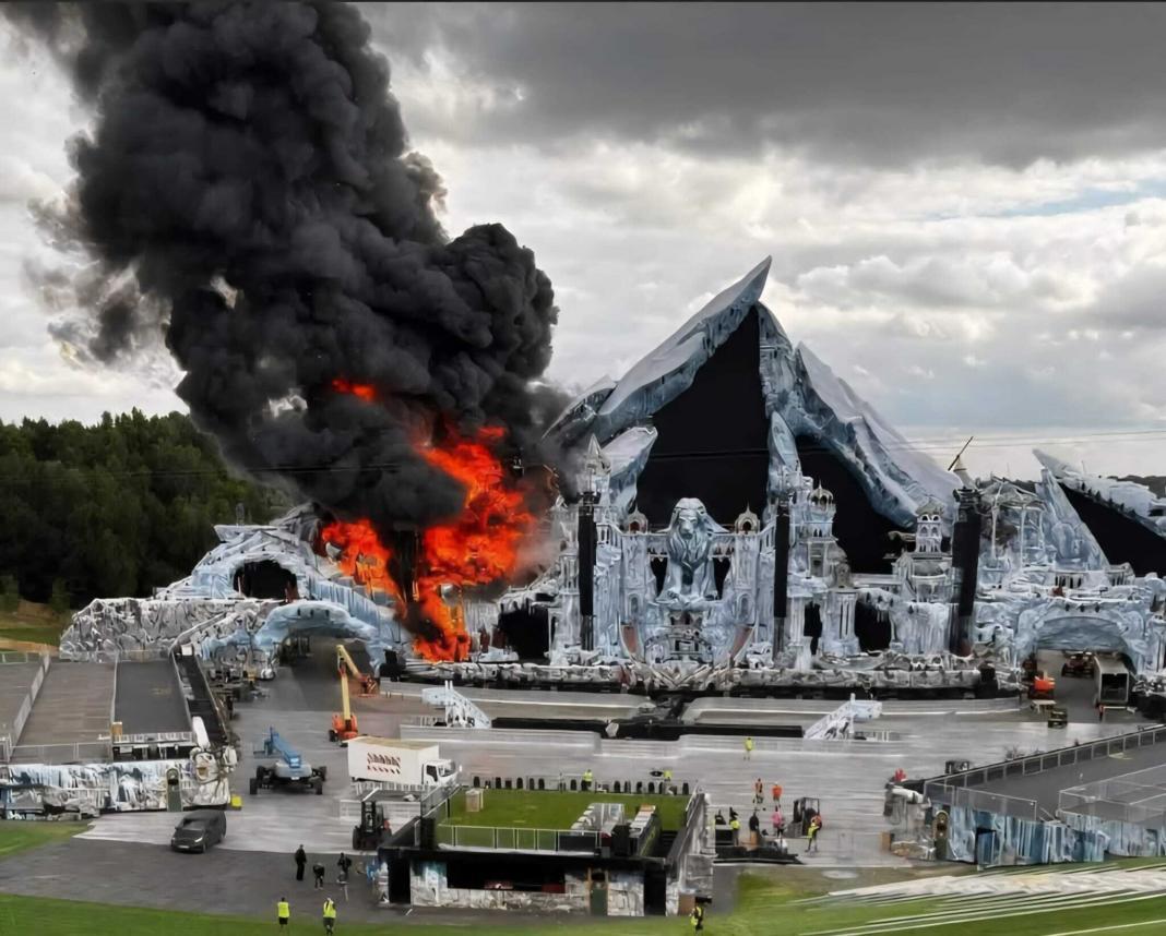 Scena principală de la Tomorrowland a fost complet distrusă de un incendiu (sursă foto: EDM Maniac)