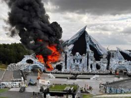 Scena principală de la Tomorrowland a fost complet distrusă de un incendiu (sursă foto: EDM Maniac)