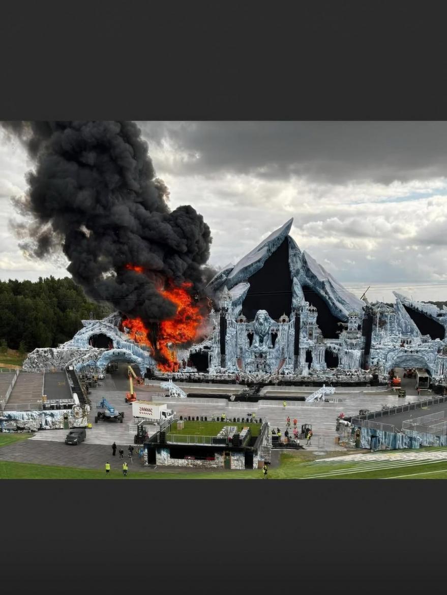 Scena principală de la Tomorrowland a fost complet distrusă de un incendiu (sursă foto: EDM Maniac)
