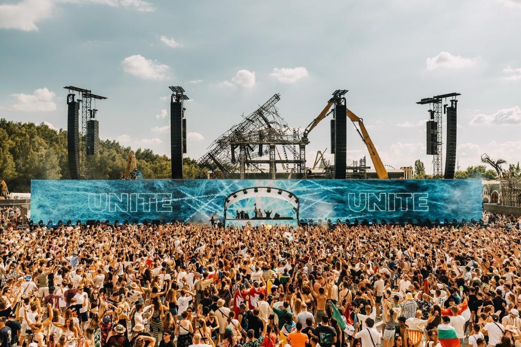 unite forever O nouă scena principală a celebrului festival de muzică electronică Tomorrowland a fost construită în mai puțin de două zile după incendiul din 16 iulie