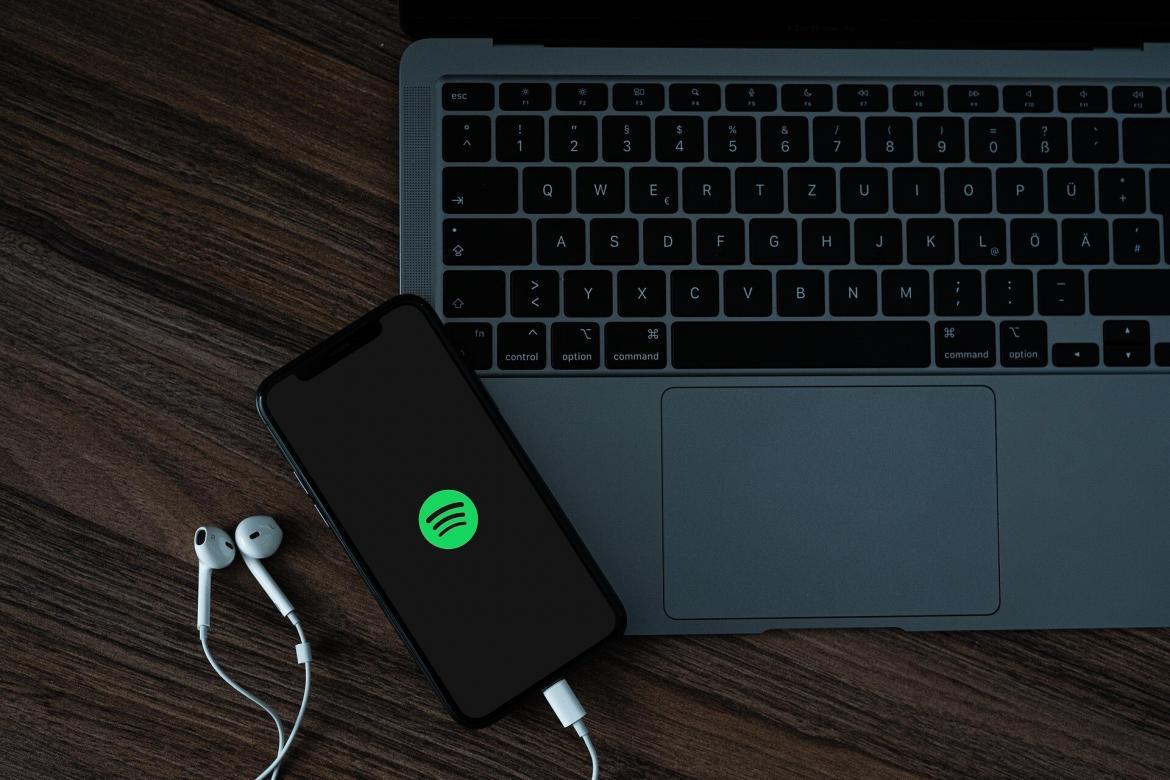Platforma Spotify le recomandă muzicienilor și producătorilor să se conformeze unui nou standard dezvoltat de organizația profesională DDEX, care cuantifică recursul la IA. Sursă foto: Pixabay / Tomasi