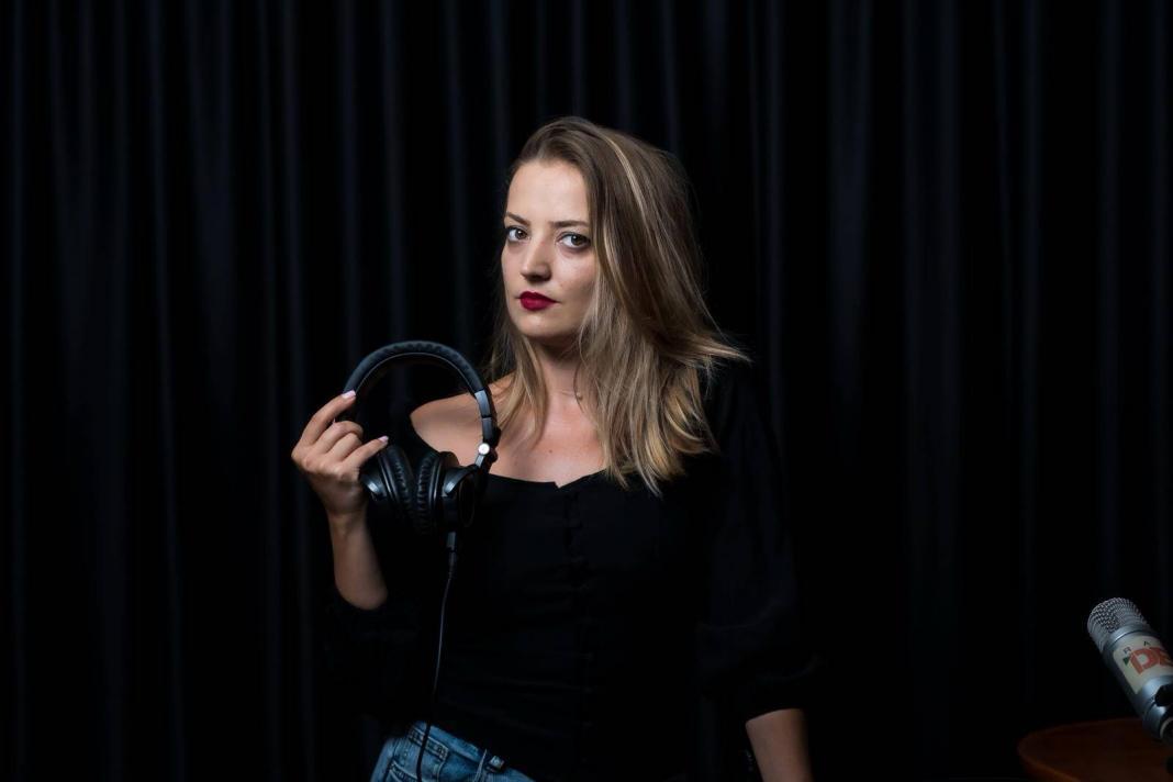 AMNESICO DJane AMNESICO în studioul Radio DEEA