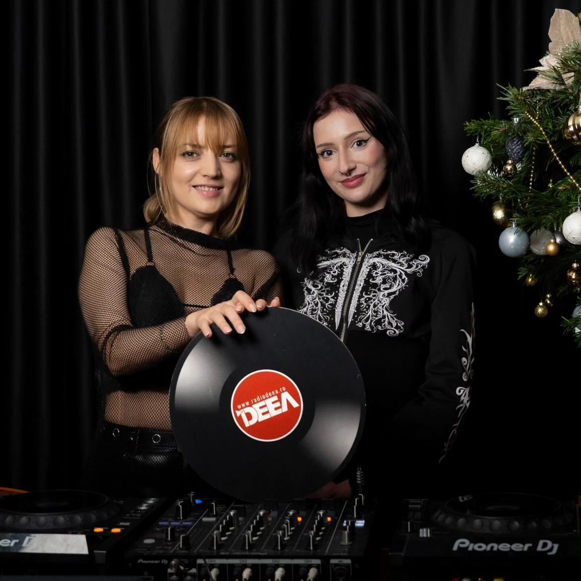 AMNESICO și TRIXIE, în studioul RADIO DEEA, pe 16 decembrie 2025 cu un brad impodobit pe pupitru, langa playere