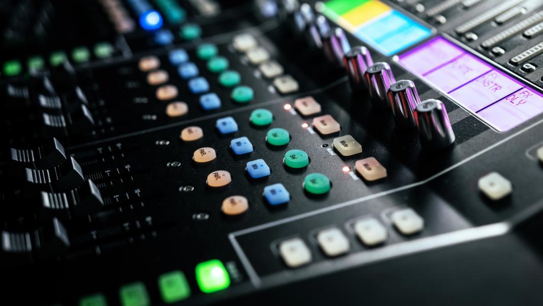 mixer-envato-are-licenta-nu-o-furati-sound-control-music-mixer-in-record-studio-2026-03-20-01-00-12-utc Mixer audio