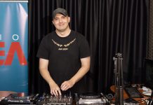 Hadiani in studioul radio DEEA, in fata pupitrului de DJ, inainte de un guest set in vara anului 2026