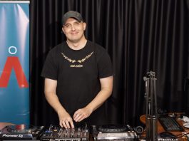 Hadiani in studioul radio DEEA, in fata pupitrului de DJ, inainte de un guest set in vara anului 2026