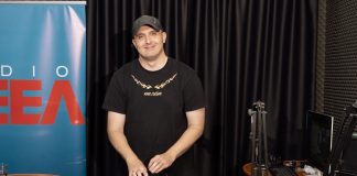Hadiani in studioul radio DEEA, in fata pupitrului de DJ, inainte de un guest set in vara anului 2026