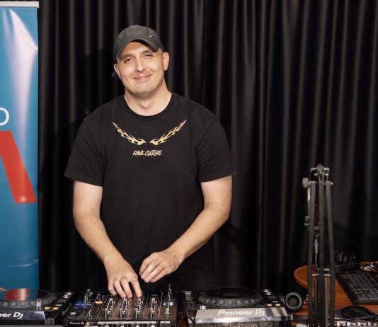 Hadiani in studioul radio DEEA, in fata pupitrului de DJ, inainte de un guest set in vara anului 2026